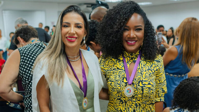 As gestoras Léia Dórea (esq.) e Jamile Oliveira foram destaque em projeto social que homenageia, há 26 anos, as mulheres que se destacam pelas suas profissões, desempenho e trabalho social com público vulnerável ou não, em Salvador. (Foto: Aline Reis)